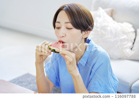 在家吃西瓜的女人 116097788