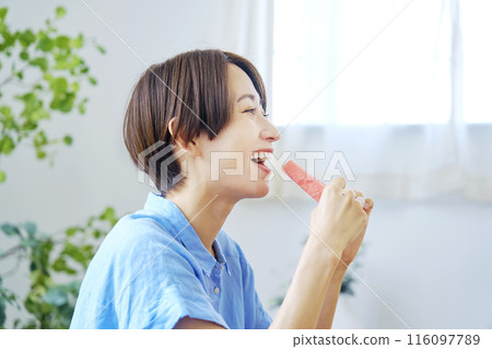 在家吃西瓜的女人 116097789