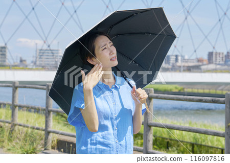 大熱天撐著陽傘的女人 116097816