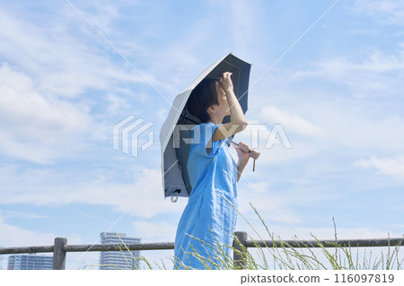 戶外撐著陽傘的女人 116097819