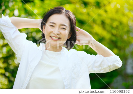 一位中年婦女在陽光下伸展的肖像 一位中年婦女在陽光下伸展的肖像 116098392