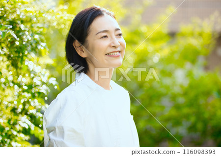 Middle-aged woman's beauty in the sunlight Middle-aged woman's beauty in the sunlight 116098393