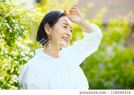 陽光下的中年女子的美麗 116098416