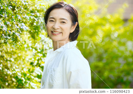陽光下的中年女子的美麗 116098423
