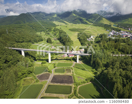 長野縣小谷村栂池高原滑雪場和栂池全景橋附近美麗的梯田（無人機空拍） 116098480