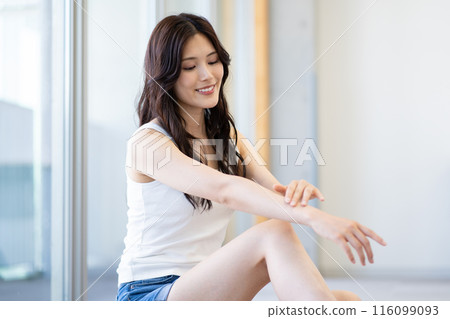 長黑髮的年輕女子(保養、美容、無袖、短褲) 長黑髮的年輕女子(保養、美容、無袖、短褲) 116099093