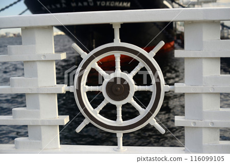 橫濱山下公園冰河丸前的方向盤鐵柵欄 橫濱山下公園冰河丸前的方向盤鐵柵欄 116099105