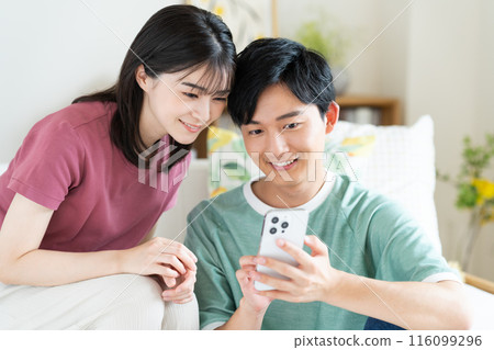 New house young couple 116099296