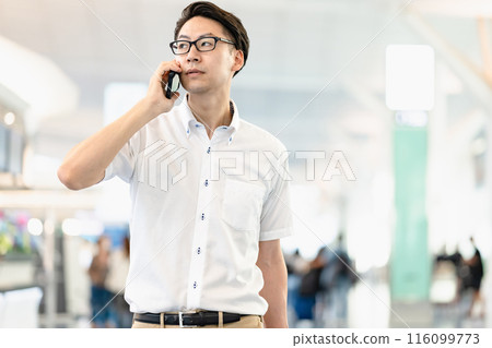 男子走在機場 116099773