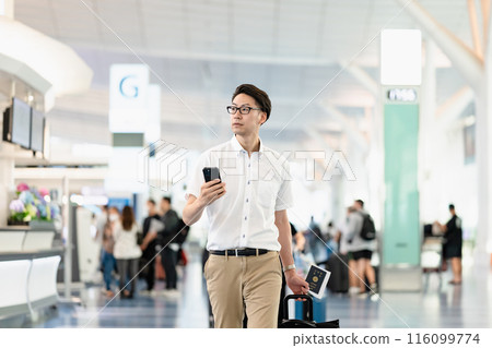 男子走在機場 116099774