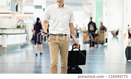 男子走在機場 116099775