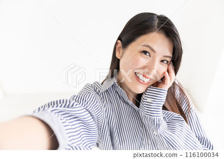 一個女人採取自我採取 116100034