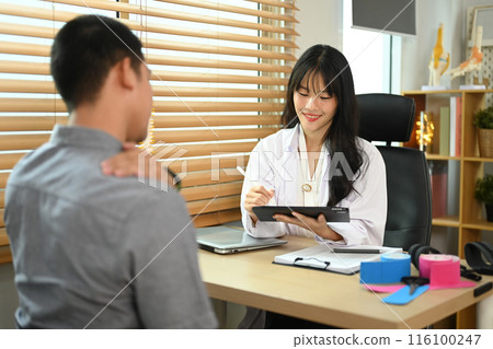 Male patient talking with physical therapist about his injury. Wellness, healthcare and rehabilitation concept Male patient talking with physical therapist about his injury. Wellness, healthcare and rehabilitation concept 116100247