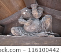 The strong man under the roof 116100442