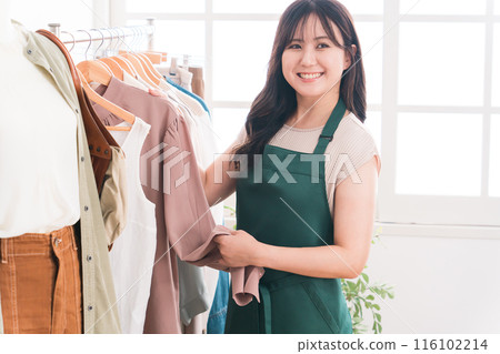 在服飾店/服飾店工作的銷售人員/銷售人員/店員 在服飾店/服飾店工作的銷售人員/銷售人員/店員 116102214