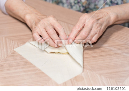 做春捲的高級婦女 做春捲的高級婦女 116102501