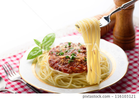 Lift the meat spaghetti with a fork 116103121