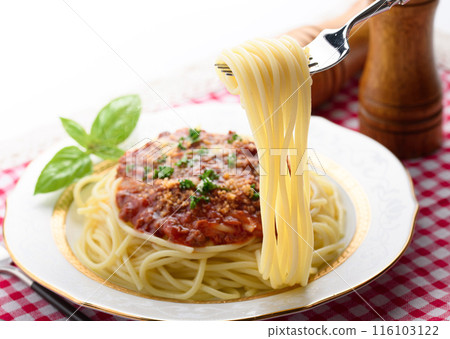 Lift the meat spaghetti with a fork Lift the meat spaghetti with a fork 116103122