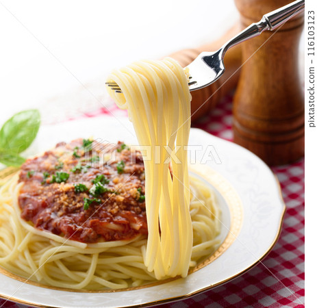 Lift the meat spaghetti with a fork Lift the meat spaghetti with a fork 116103123