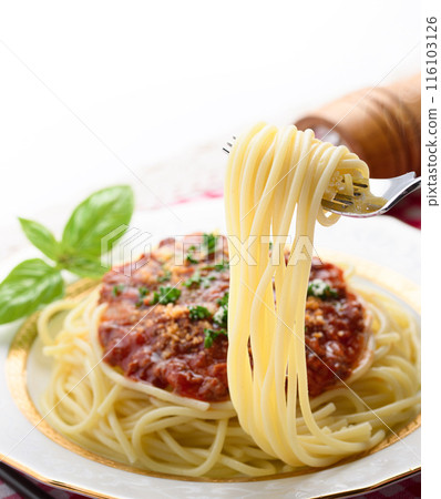 用叉子提起肉義大利麵 用叉子提起肉義大利麵 116103126