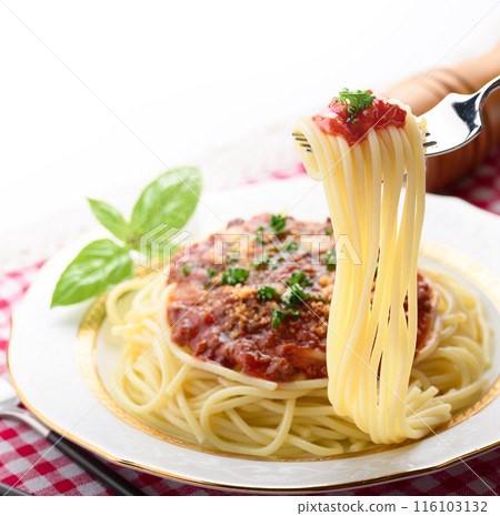 用叉子提起熱騰騰的義大利麵 用叉子提起熱騰騰的義大利麵 116103132