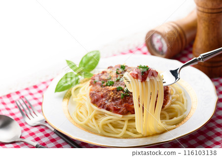 Lift the meat spaghetti with a fork 116103138