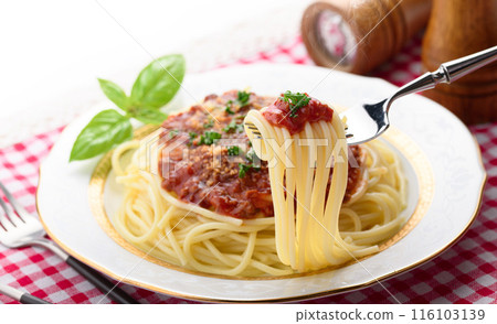 Lift the meat spaghetti with a fork 116103139