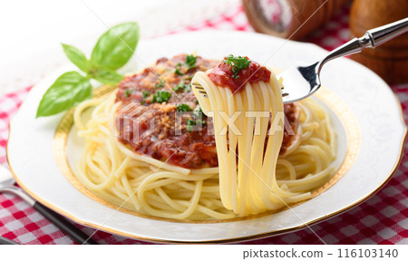 Lift the meat spaghetti with a fork 116103140