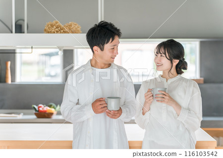 夫婦在家裡的餐廳喝咖啡、茶或熱飲 116103542