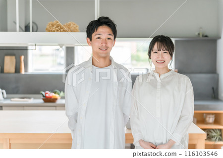 情侶、夫妻、丁克族、情人、新婚夫婦在家享受婚姻生活 116103546