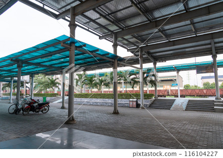 越南河內寧平站場內及月台停放的貨車 越南河內寧平站場內及月台停放的貨車 116104227