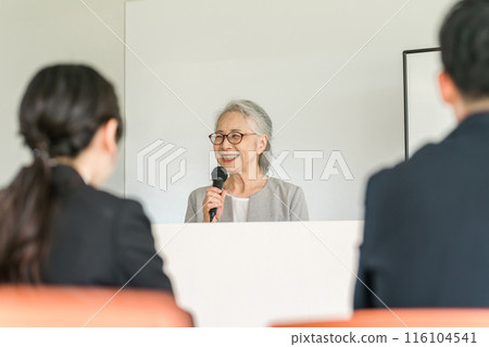 在講座、研討會或課程中發表演講的女商人（講師、教師、主席、代表）。 116104541