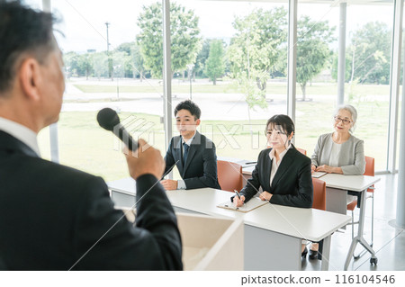 Businessmen and businesswomen listening to speeches at lecture seminars (training, seminars, education) 116104546