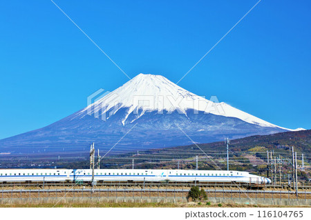 Shizuoka Prefecture: Mt. Fuji and the Shinkansen under a blue sky 116104765