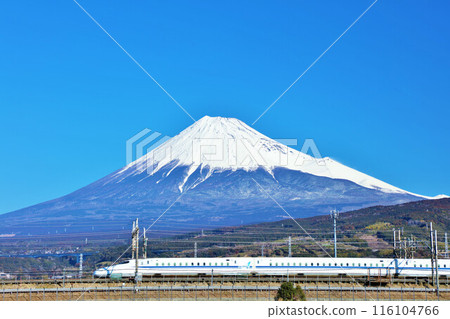 Shizuoka Prefecture: Mt. Fuji and the Shinkansen under a blue sky 116104766