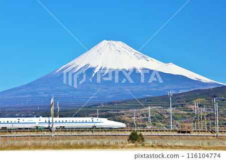 Shizuoka Prefecture: Mt. Fuji and the Shinkansen under a blue sky 116104774