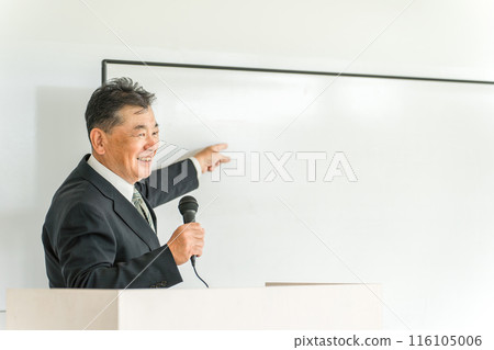 Middle-aged and elderly businessmen presenting at lectures, seminars, training, and presentations (lectures, points, strategies, education) 116105006