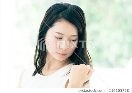 一位年輕女性擔心頭髮受損 116105758