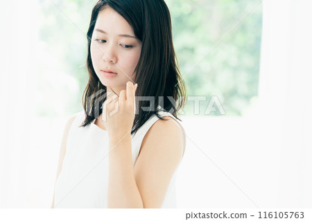 一位年輕女性擔心頭髮受損 116105763