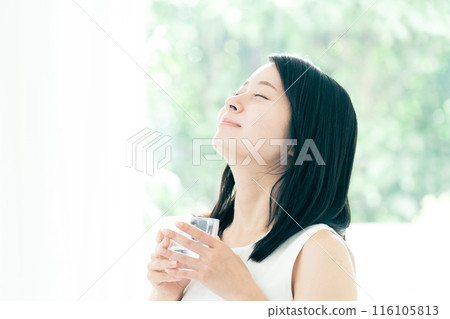 一個女人喝水 116105813