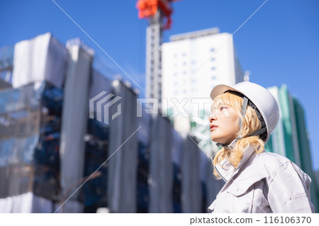 穿著工作服在建築工地工作的女商人 116106370