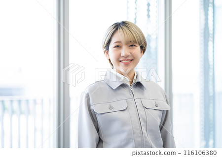 A young woman with short blonde hair wearing work clothes (free hair color, working in your own way, work environment) 116106380