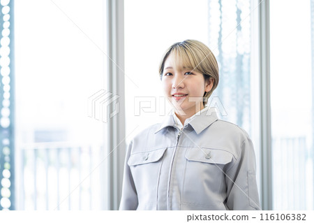 A young woman with short blonde hair wearing work clothes (free hair color, working in your own way, work environment) A young woman with short blonde hair wearing work clothes (free hair color, working in your own way, work environment) 116106382