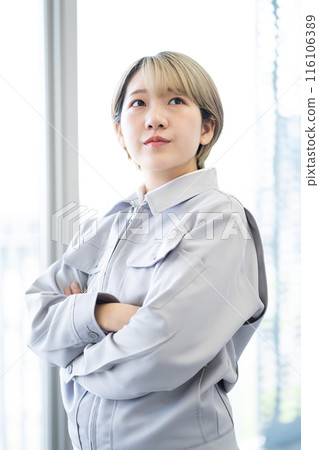 A young woman with short blonde hair wearing work clothes (free hair color, working in your own way, work environment) A young woman with short blonde hair wearing work clothes (free hair color, working in your own way, work environment) 116106389