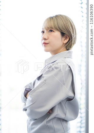 A young woman with short blonde hair wearing work clothes (free hair color, working in your own way, work environment) A young woman with short blonde hair wearing work clothes (free hair color, working in your own way, work environment) 116106390