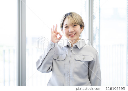 一位身穿工作服、金髮短髮的年輕女子（自由髮色、以自己的方式工作、工作環境） 116106395