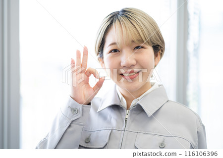 A young woman with short blonde hair wearing work clothes (free hair color, working in your own way, work environment) A young woman with short blonde hair wearing work clothes (free hair color, working in your own way, work environment) 116106396