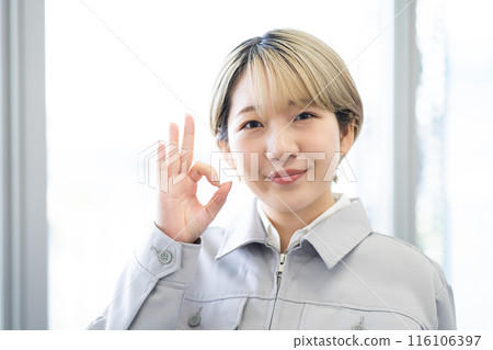 A young woman with short blonde hair wearing work clothes (free hair color, working in your own way, work environment) A young woman with short blonde hair wearing work clothes (free hair color, working in your own way, work environment) 116106397
