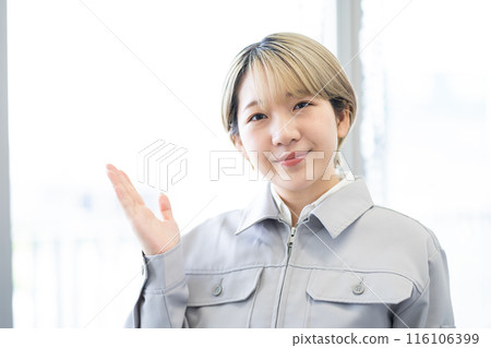 一位身穿工作服、金髮短髮的年輕女子（自由髮色、以自己的方式工作、工作環境） 116106399