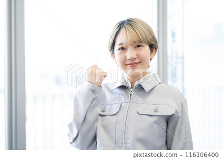 A young woman with short blonde hair wearing work clothes (free hair color, working in your own way, work environment) 116106400